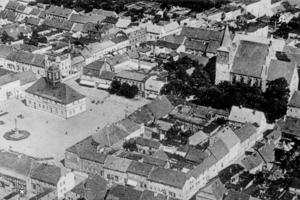 Luftbild vor 1945 vom Markt, Baustraße Ecke Altstdter Straße, Quelle: Archiv Museum Strasburg (Um.)
