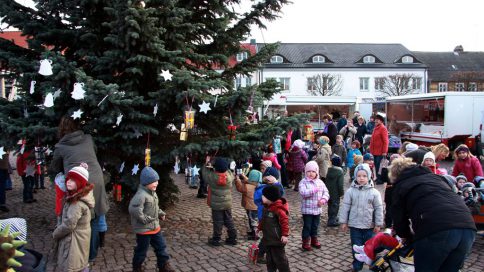 Herzliche Einladung zum Schmücken der Tanne auf den Marktplatz in Strasburg (Um.)